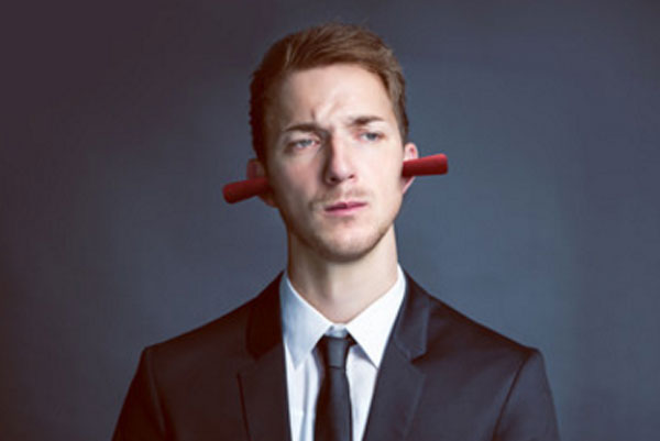 Мужчина с затычками в ушах