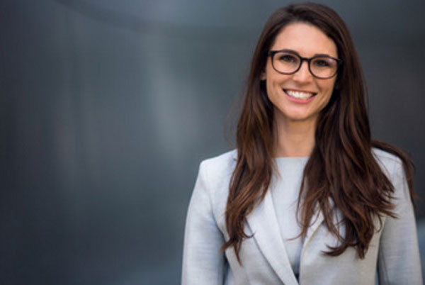 Харизматичная девушка в очках улыбается