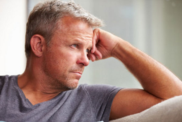 грустный мужчина в задумчивости