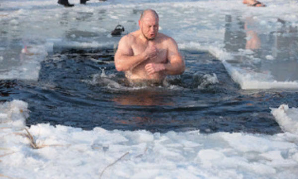 Здоровый мужчина сидит в выделанной лунке квадратной формы