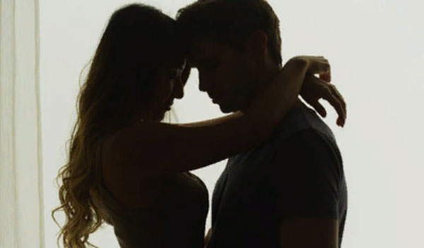 Мужчина и женщина прислоняются лбами друг к другу