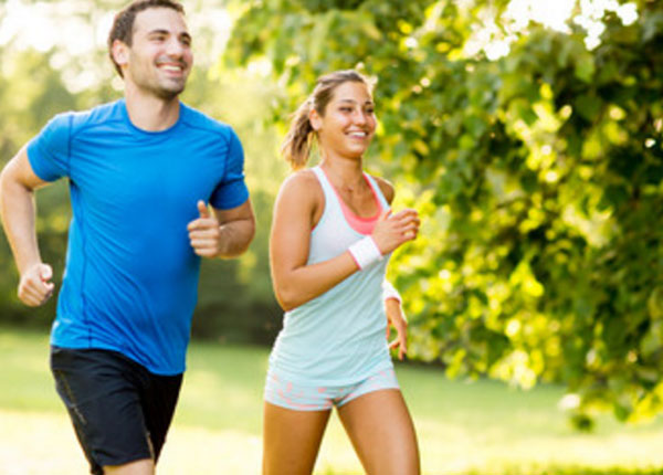 Мужчина и женщина бегут по улице