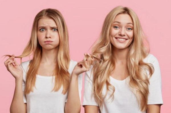 Стоят две подружки и одна держит свой локон и локон подруги, который гораздо лучше