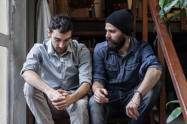 Мужчины беседуют на ступеньках