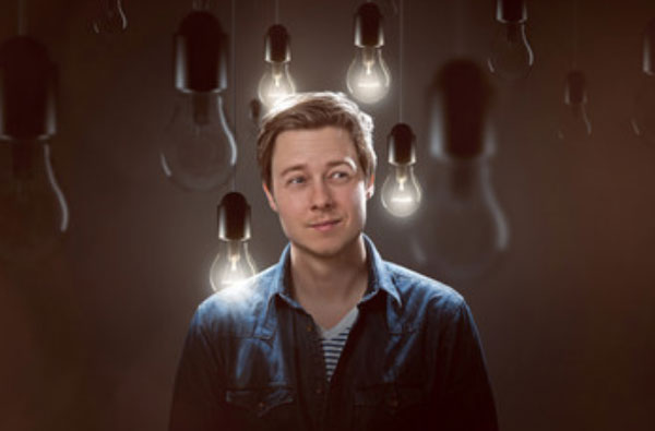 Мужчина в окружении лампочек. Некоторые зажжены