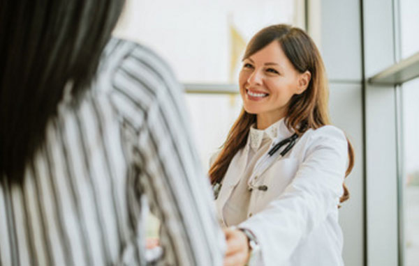 Доктор улыбается, глядя на пациентку