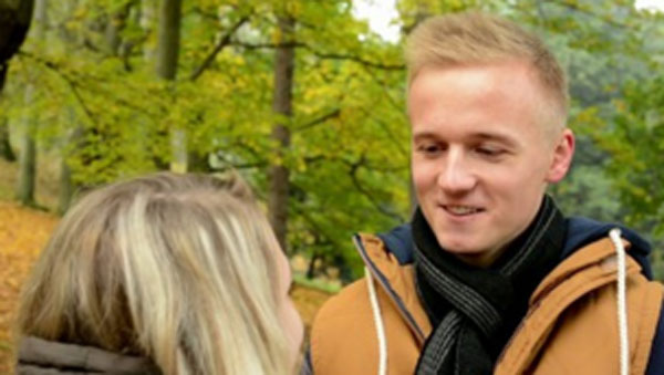 Парень что-то говорит девушке