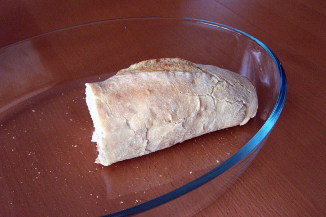 хлеб в тарелке