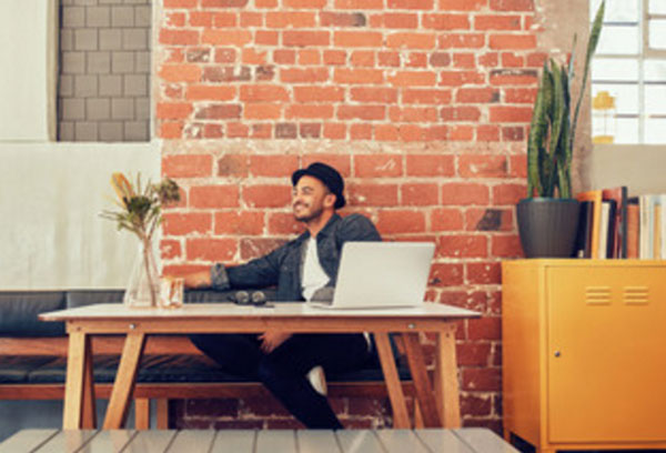 Улыбающийся мужчина сидит один в комнате