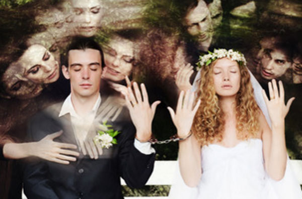 Мужчина и женщина в свадебных нарядах. Они с закрытыми глазами. В мыслях мужчины образы разных женщин. В мыслях женщины - мужчин