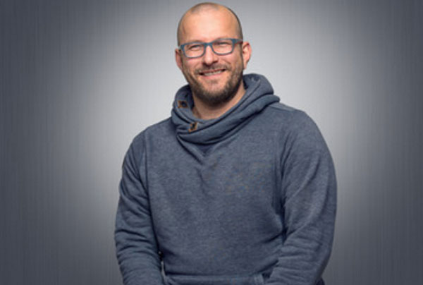 Улыбающийся мужчина в очках