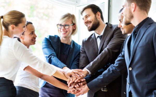 Коллеги держатся за руки