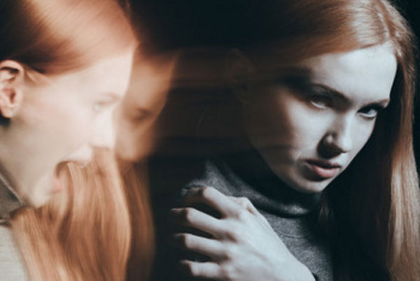 Девушка, за спиной которой ее кричащее лицо