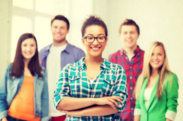 Компания ребят. Немного спереди женщина в очках