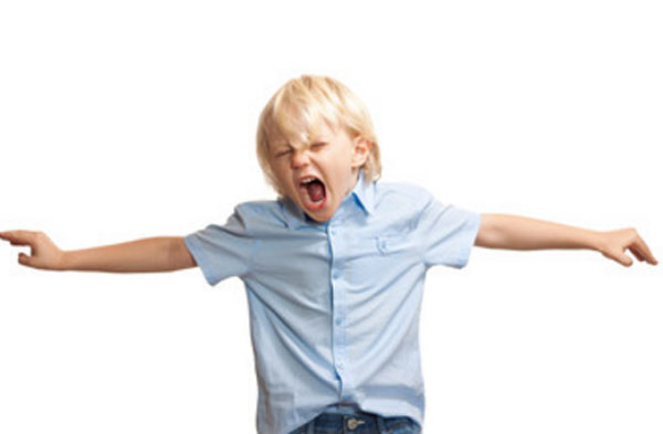 Мальчик кричит. Он расставил руки в стороны