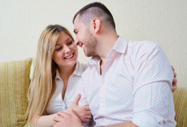 Женщина обнимает мужа