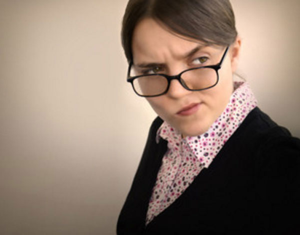 Женщина в очках одна, завидует кому-то