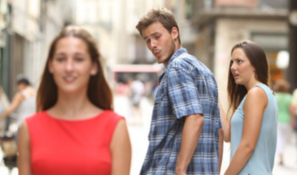 Парень идет с девушкой за руку, а сам оборачивается на проходящую мимо девушку