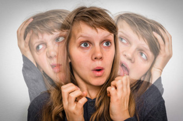 Испуганная женщина, сзади которой полупрозрачные изображения двух других ее Я