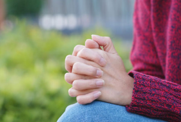 Человек зажат. Он скрепил руки, чтоб они не тряслись