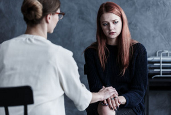 Женщина в черном на приеме у психотерапевта