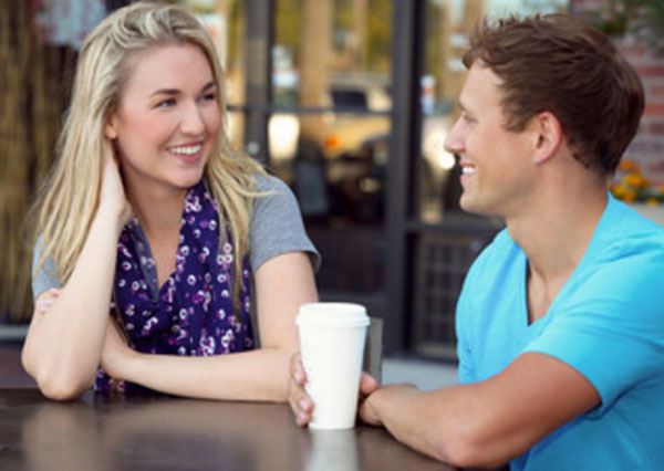 свидание. Пара сидит за столиком в кафе