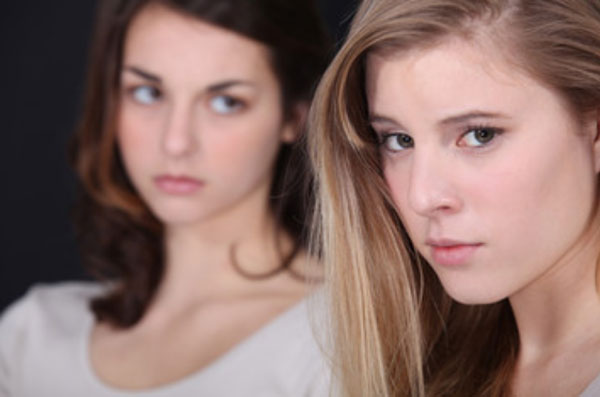 Две грустные девушки.Она пытается смотреть на другую