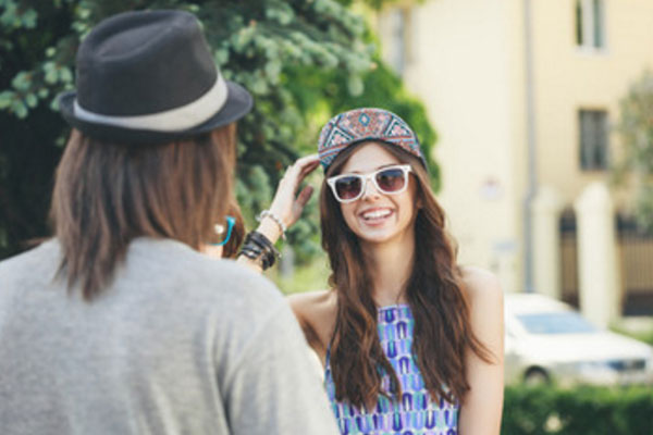 Парень встретил девушку на улице и о чем-то с ней говорит