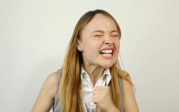 Девушка злиться, ее переполняют эмоции