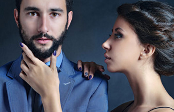 Парень смотрит прямо, а девушка на него