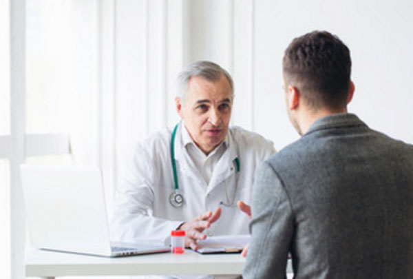 Мужчина общается с доктором