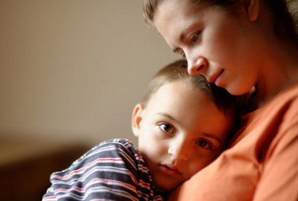 Мальчик обнимает маму, лежит у нее на груди