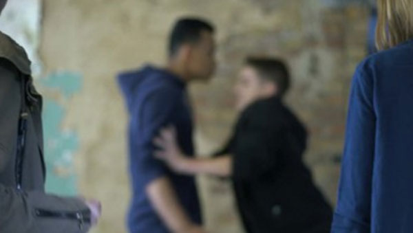 Мальчишки дерутся на глазах у девочек