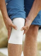 на фото больное колено боль в колене